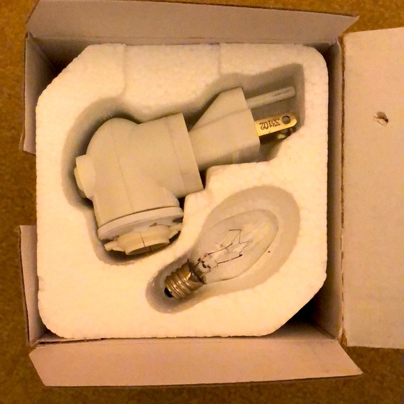 SNOWFLAKE RED by Scentsy Plug - In Warmer Retired pre-owned in Box - Picture 4 of 10